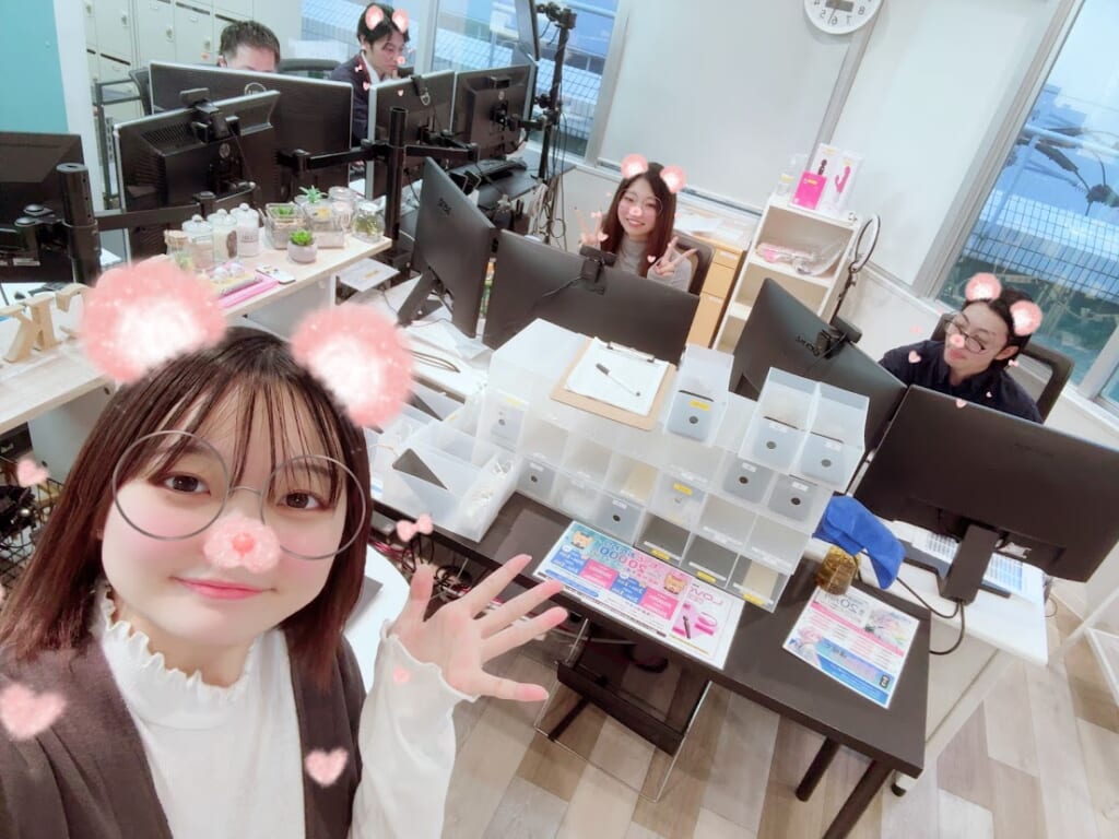 ポケットワークの事務所で働く女性スタッフ
